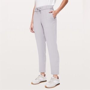 Lululemon On The Fly 7/8 Pant - Woven in Silverscreen Grey, Size 8